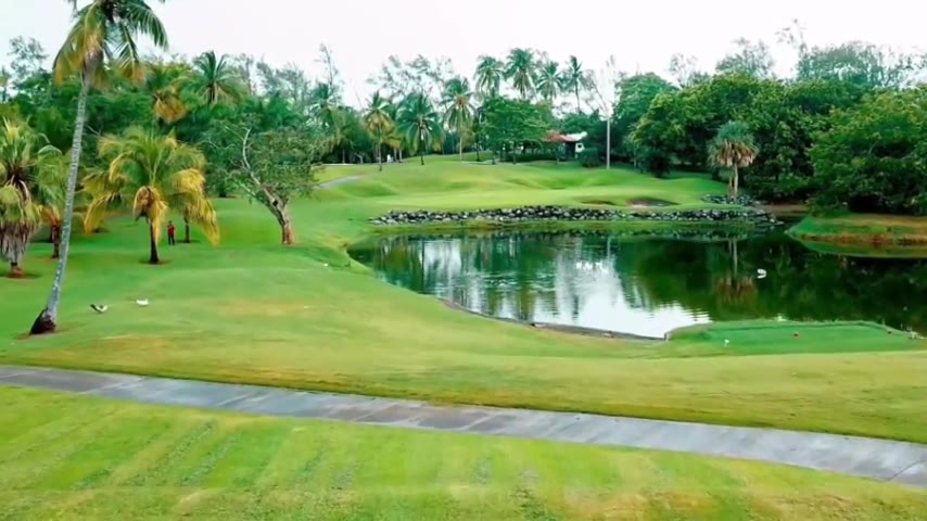 Recorrido aéreo del campo de golf en una producción LATGOLF.