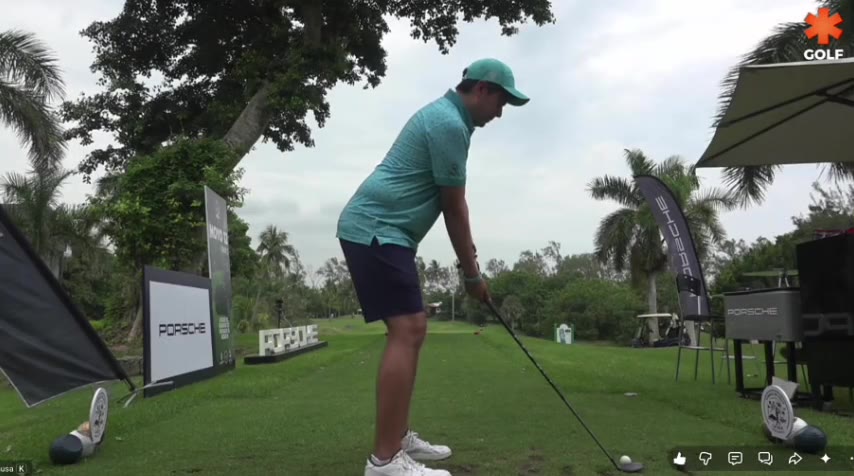 Un jugador se prepara para su salida durante una cobertura LATGOLF.